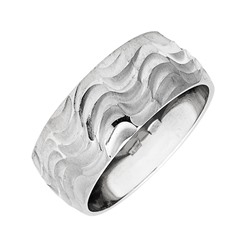 Серебряное кольцо с алмазной огранкой